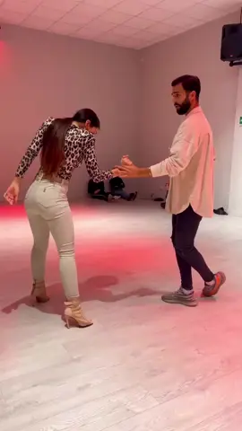 🕺💃 Roby y Aury 🎵 Frank Reyes - Quien Eres Tu #bachata #bachatatiktok #bachatadance #bachatandryu @RobyYAury @Frank Reyes 