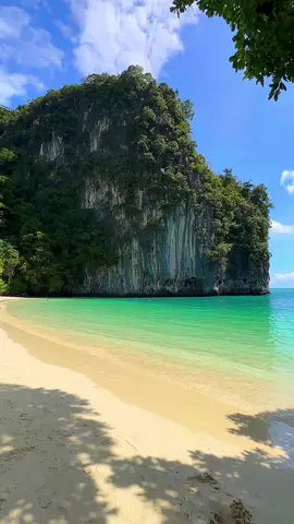 Hong Island, immersed in full beach vibes 🌴💦 📍Koh Hong 🏝️ Krabi , Thailand 🇹🇭 #thailand #krabi #kohhong #hongisland #beachvibes #islandlife #vacation #paradisebeach #beach 