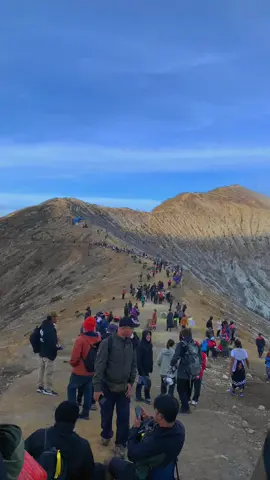 Selamat datang di Kawah Ijen, keajaiban alam yang menakjubkan di Jawa Timur! 🌋💎 Bersama dengan pemandangan yang menawan, kawah ini juga menyimpan misteri indah: api biru. 🔥💙 Sangat langka, api biru ini terjadi karena konsentrasi tinggi sulfur di dalam kawah, menciptakan pemandangan yang tak terlupakan di malam hari. Berjalanlah melalui jalur yang menantang dan nikmati pesona alamnya yang memukau. 👣🌿 Jangan lupa untuk menikmati keindahan danau asam berwarna hijau zamrud di dasar kawah yang mempesona.  🏞️🌅 Sambil menjaga keamanan, jangan lewatkan kesempatan untuk bertemu dengan para penambang sulfur yang gigih, melihat upaya mereka mengambil bongkahan sulfur dengan tangan mereka sendiri.  🛠️🔨 Jelajahi keajaiban alam ini dan biarkan diri Anda terpesona oleh keindahannya yang spektakuler! 📸✨  . . . . #kawahijen #ijen #kawahijenbanyuwangi #kawahijenindonesia 