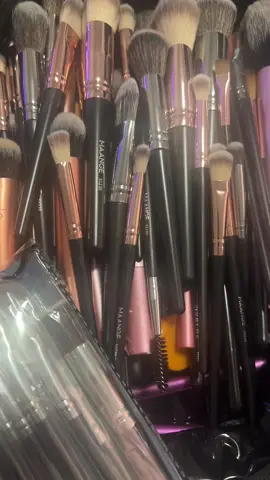 They’re sooo soft. Must have if you need new makeup brushes 😍🙌🏾 #makeupkit #artistsoftiktok #makeupartistcheck 