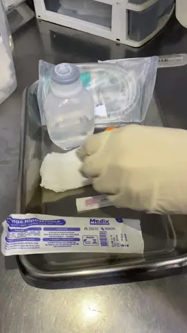 - Diluição de antibiótico (um dos antibióticos mais chatinhos de diluir, mas no vídeo eu mostro uma forma rápida e prática de diluição). 💉💉💉 Tazocin (piperacilina sódica, tazobactam sódico) é uma associação antibacteriana injetável que consiste de um antibiótico, a piperacilina sódica, utilizada contra as principais bactérias sensíveis a este antibiótico causadoras de infecção, e um ácido, tazobactam sódico, que age inibindo a resistência que algumas bactérias adquirem ao antibiótico piperacilina. #enferm 