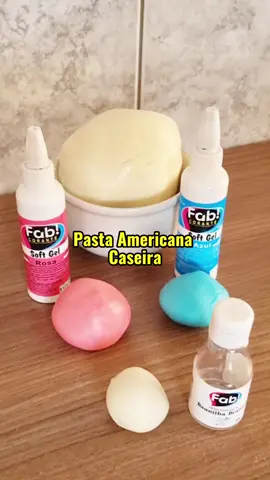 Pasta Americana Caseira.  Receita 2 col margarina  120ml de leite condensado  700grs de açúcar impalpável ( coloque aos poucos até desgrudar das mãos)  Aroma (opcional) 1 col sopa Glucose de milho (opcional)