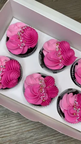 Pink cuties 💕🎀💘 #caketok #fyp #cakedecorating #baker #cupcakes #cupcakedecorating #pink #cupcakesoftiktok #SmallBusiness #cake #bakingtiktok #cakereels #Foodie cupcakes, cake, baking, cake decorating, baker, buttercream, chocolate cupcake, small business 