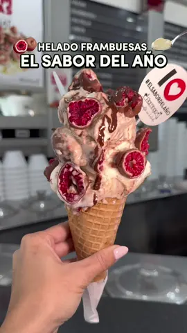 ❗️EL SABOR DEL AÑO Y MUCHAS FRAMBUESAS BAÑADAS 🍫🍦 👉🏼 Al fin pude probar el helado más viral de todos y acá les doy mi veredicto! Por empezar esta heladería es histórica 🇦🇷 hace 70 AÑOS que produce helados  🍦artesanales y sin conservantes en su propio local! 📲 con quien te gustaría probarlo!  🍦🍫🍒 El sabor del Año está hecho a base de crema con nutella y frambuesas bañadas en chocolate pero hicieron la ❗️Versión recargada 👉🏼que se sirve en cucurucho con una base extra de frambuesas bañadas y un extra shot de Nutella que te lo dan aparte 🤤 🙋🏽‍♀️Personalmente a MI me gustó más el tradicional con frambuesas sin el extra de nutella porque es demasiado. Posta ese cucurucho es para dos porque trae mucho y con los franuis ya te llenas un montón! 🍫Lanzaron hace poco el sabor explosivo que simula el chocolate Cadbury con frutilla que amo 😍 👉🏼 le ponen bombones rellenos de 🍓+ mini cucurucho relleno de salsa de chocolate + cucurucho de base de choco🍫  🍪Para los fans de las galletitas de limón de Havanna tienen un sabor MUY bien logrado que es “Limón Flamingo”  👉🏼 Tienen sucursales en:  📍Belgrano: Zapiola 2145 📍San Isidro: Alem 501 📍Vte Lopez: Av Maipu 1202 💵 Precios:  Promo 1k de lun a miércoles $5500 Promo 2k de juev a dom $11500 🍦El vaso más pequeño $1700 🍦El 1/4 $2500 🍦El cucurucho especial recargado $4000 #helado #dulce #icecream #chocolate #Foodie #fypage #nutella #foodporn #buenosaires 