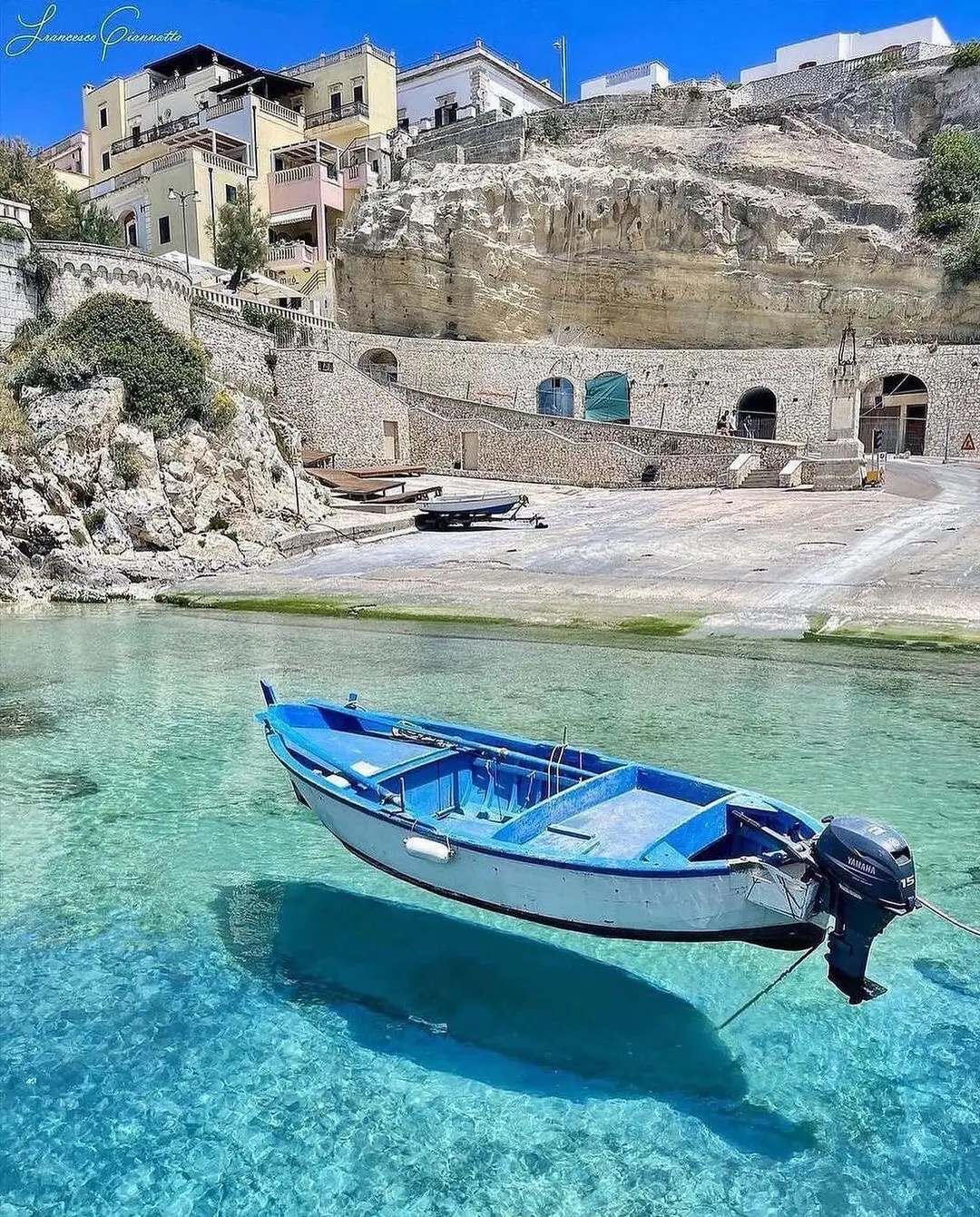 #italia #puglia  💙🇮🇹🐠☀️🍷 La Puglia è una terra meravigliosa con il suo grande patrimonio artistico, culturale e naturale. Sono tanti i gioielli che impreziosiscono questa regione italiana bagnata da due mari, alcuni dei quali sono Patrimonio dell’Umanità Unesco.. Il capoluogo è Bari e le altre provincie sono Brindisi, Foggia, Lecce, Taranto e Barletta-Andria-Trani, quest’ultima istituita nel 2008. Davvero felice è la combinazione delle attrattive che questa terra racchiude, dagli 860 chilometri di costa con scogliere a picco e spiagge caraibiche, a un’enogastronomia di qualità: il pane di Altamura Dop, il capocollo di Martina Franca, le bombette di Cisternino, gli oli extravergine d’oliva e i vini Primitivo, Negroamaro e Nero di Troia sono solo alcune delle eccellenze regionali. Chiese rupestri, cattedrali romaniche, i castelli di Federico II e i tesori del Barocco ne arricchiscono, invece, il profilo artistico. La Puglia sono i trulli, gravine, puli e doline, i Parchi nazionali del Gargano e delle Murge, le riserve marine delle Isole Tremiti e di Torre Guaceto. La Puglia sono le basiliche, cattedrali e santuari, espressioni artistiche diverse accomunate dalla fede, sono i famosi fischietti di terracotta di Rutigliano, i merletti del Gargano, i prodotti ceramici di Grottaglie e i manufatti realizzati nel Salento con la tenera pietra leccese, con il ferro battuto e con la cartapesta. La Puglia sono i ritmi e i colori della Taranta e della pizzica salentina che ricevono il dovuto omaggio nella famosa Notte della Taranta, divenuto ormai il più grande festival d’Italia dedicato a questo ballo tradizionale dalle ancestrali sfumature antropologiche e una delle più significative manifestazioni sulla cultura popolare in Europa. 1. @francescogiannotta Castro Marina 2. @francescogiannotta Torre Castiglione 3. meravigliesalentine Porto Cesareo 4. @zaxgiu Cisternino  5. @vincenzotroisio Torre San Giovanni 6. @parlamiconundolce Torre dell’Orso 7. meravigliesalentine Baia dei Turchi 8. @parlamiconundolce Porto Cesareo 9. @pulieri_francesco  Torre Ovo #ig_italia #mare #vacanzeitaliane