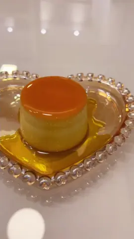 O tempo voa mesmo, você me fez lembrar que eu estou te seguindo desde o ano passado e sempre namorando o pudim. Ia fazer seu curso na turma de dia das mães e deixei a chance passar. Triste porque já tá quase em 2024 e eu continuo no mesmo lugar que estava. Desculpa o desabafo.” Você se identificou com essa mensagem que recebi de uma seguidora? Talvez você esteja pensando: - Nossa, se tivesse começado tal coisa antes já estaria lá na frente. - Ahhh, eu não sou capaz de acreditar em mim mesma. - Por medo, não confiei em mim e não me dei uma chance de mudar. Eu te entendo e já vivi muitas fases como essa. Foi justamente por ter conseguido mudar a minha vida com o pudim que eu criei o curso Pudim Perfeito. Através dele eu consigo espalhar prosperidade e independência para mais pessoas. Como eu sempre digo: se der medo, vai com medo mesmo. E vai com OFERTA FLASH exclusiva para o grupo da última turma do ano. Participe do grupo, o link está na bio.