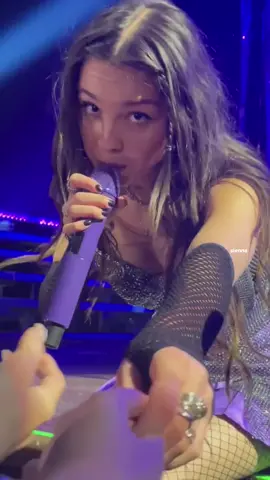 Missing the Sour Tour a little extra after seeing @livbedumb interact with this lucky fan 😭🫶 #oliviarodrigo #sourtour #gutstour2024 #oliviarodrigoguts  (🎥: @siennadyan)