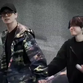 jimin lucho tanto para no ir con jungkook que ni siquiera intentó en soltarse de su mano, mi nuevo momento fav ❤️‍🩹 • #jikook #gcfkoomi 