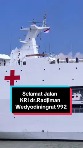 KRI dr Radjiman Wedyodiningrat-992 tiba di Dermaga Komando Lintas Laut Militer (Kolinlamil), Jakarta Utara, Kamis (30/11/23), sebelum mengemban misi kemanusiaan ke Palestina. Kapal diberangkatkan dari Markas Komando Armada (Koarmada) II, Surabaya, Jawa Timur, Selasa (29/11/2023). KRI dr Radjiman akan membawa 163 personel, 16 di antaranya personel atau pegawai medis. . . . #kridrradjimanwedyodiningrat #kridrradjiman992 #kapalrumahsakit #kridrradjimanwedyodiningrat992 #tnial #tnial⚓ #kapalkemanusiaan #bantuanpalestina #kapaltnial #palestine #gaza 