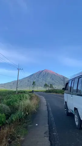 cuaca pagi ini seakan mengajaku untuk menuju puncaknya😍 gunung kerinciku pagi hari ini membuat aku bersyukur lebih dari apapun🖤 Ig : Aanyaa_4 #lfypシ #lfl💛 #gunungkerinci3805mdpl #kebuntehkerincikayuaro #kebuntehkerincijambi  #gunungkerincikayuaro #fypシ゚viral 