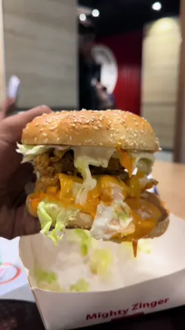 Mighty zinger kfc 🤤🤤 #food #Foodie #foodblogger #FoodLover #travler #karachiblogger #blogger #burger #zingerburger #mightyzinger #kfc #kfclove #viral #foryou 