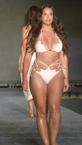 #bikinimodel #curvytiktok #curvymodel #swimwear #TikTokFashion #modelwalk #runwalk 