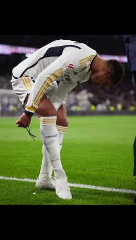 Jude Bellingham präsentiert das nächste Colorway vom Predator 🤍👅 #adidas #predator #jude #judebellingham #bellingham #real #realmadrid #halamadrid #adidaspredator #predator30 #soccerboots #fussballschuhe #bootspotting #soccercleats