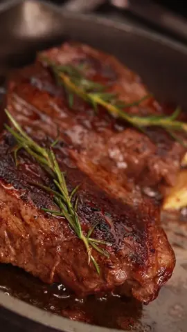 CENTRO DE SOLOMO ASADO PARA FECHAS ESPECIALES🥩 👨🏻‍🍳Hoy te enseño a preparar la carne para que no te quede término chancla.🫠 👉🏻INGREDIENTES 🥩600 gramos de centro de solomo de @centraldecarnesmarinilla 🧈2 cucharadas Mantequilla 🧄3 dientes de Ajo 🌿2 ramitas de Romero 🧂Sal al gusto 🥄Pimienta negra al gusto 👌🏻Déjame saber en los comentarios si quieres que te enseñe a preparar la mantequilla para tus cortes de carne favoritos! 🎄Guárdala y sígueme para ver más recetas especiales para este fin de año! . . #colombia #carne #parrilla #snack #recetasfaciles #tiktokrecipe #tiktokchef #fyp #parati #EasyRecipe #asmreating #Receta #recetasfaciles #creadoresdecintenido #viral #picaña
