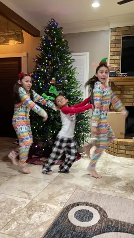 When your kids love to dance #fyp #foryou #momof5 #kidsoftiktok #trending #viral #christmas #polarexpress 