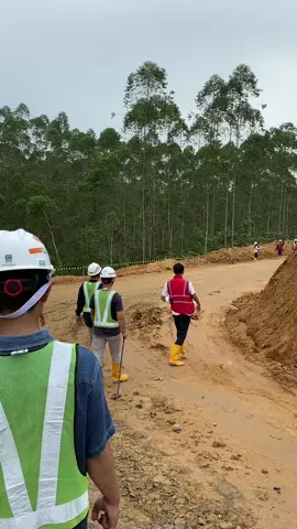 Kerja kantoran, mba mba scbd❌ Kerja lapangan, hutan belantara✅ #fyp #ikn #ibukotanusantara #kalimantan #kaltim #sepaku #wikagedung #konstruksi 
