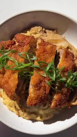 KATSUDON!! Crispy cutlet on a bed of rice and sweet poached eggs 🍛 substitute the pork for chicken if you can’t eat pork.  📍 recipe in my bio or visit butterhand.com #katsudon #katsu #ricebowl #japan #japanesefood #porkcutlet #deepfried #egg #asmrfood 