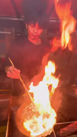 炎の料理人🔥 職人技で人々を魅了する博多天神屋台🏮 目の前で和・洋・中様々な創作料理を 驚異的なスピードで作ってくれるよ🤩 豚骨スープをベースにケチャップやソース カレー粉等を合わせた特製のカレーうどんは とても屋台で食べるものとは思えない程の クオリティで〆にピッタリ✨ 博多天神屋台でお店に迷ったら 絶対外せないお店だよ😚 📍福岡 屋台まみちゃん カレーうどん ¥900 #天神屋台 #博多グルメ #福岡グルメ #japanesefood 