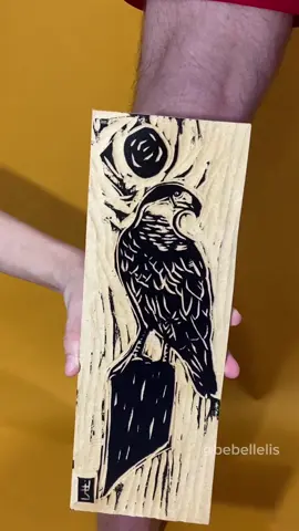 Cada tattoo é única, não há compartilhamento de placas porque elas são tatuadas apenas uma vez, cada matriz é entalhada de forma manual e depois de tatuar a placa e a xilogravura impressa vai com vc, comprovando q ngm irá usar aquela xilogravura novamente para tatuar! (a não ser q a pessoa esteja fazendo uma cópia não autorizada meu trabalho kkkkkkk ) Passa na rede ao lado q tem vários vídeos do processo de xilogravura e algumas obras 🥰  #xilotattoo #xilodabebel #xilogravuranordestina #tattoo #carcara 