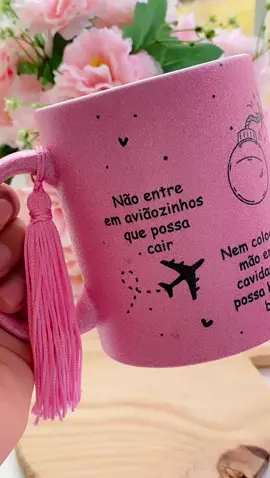 Você é a minha pessoa 🖤  Caneca Glitter Rosa personalizada com nome. Amigas, irmã… a caneca perfeita 🥰 Comente “Eu quero” que te envio o link. 😍😍 #canecaspersonalizadas #greysanatomy #greysanatomybrasil #amigas #amizade #sublimação 