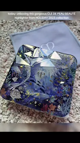 gorgeous highlighter: @cledepeaubeaute CLE DE PEAU BEAUTÉ THE LUMINIZING FACE ENHANCER from HOLIDAY 2023 limited edition collection  the packaging is outstanding! I wanted to buy the eyeshadow quad as well but I was sold out everywhere! #unboxingmakeup #makeupunboxing #cledepeaubeaute #cledepeauholiday2023 #cledepeau #highlighter #makeup #swatches #makeup2023 #makeuplover #beautifulpackaging 