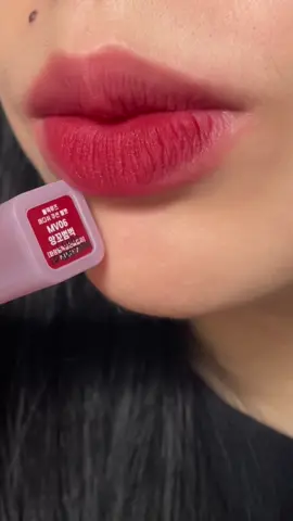Mv06 hợp nhiều tone da, màu dễ dùng. Mà hơi lộ vân môi xíu #reviewlamdep #BeautyTok #blackrougevn #blackrouge 