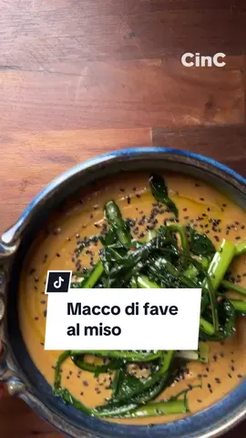 MACCO DI FAVE AL MISO  Oggi @nicolò zambello  è tornato ai fornelli per prepararci una sua versione di un piatto tipico della tradizione povera siciliana: macco di fave al miso con cicoria piccante🔥   🕐Tempo di preparazione: 30 minuti 🕐Tempo di cottura: 1 ora 😊Difficoltà: Facile  🍽Dosi: Per 2 persone 🤑Costo: Basso Ingredienti: Fave spezzate secche, 100 g; Aglio, 1 spicchio; Peperoncino fresco, 1; Cicoria, 200 g; Pasta di miso, 1 cucchiaio; Zenzero fresco, q.b. ; Sesamo nero, q.b. ; Olio, q.b. ; Sale, q.b.  Consigli: Puoi omettere il peperoncino. Puoi sostituire il sesamo nero con quello bianco. - Nel video sono presenti marchi e prodotti a fini commerciali  Pentole: Ballarini - #ChefinCamicia #AmazingFood #GoodFood #ItalianFood #Macco #Fave #Miso #RicetteSemplici #CucinaConTikTok