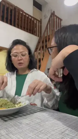 Emang paling #GakPikirPikir kalo laper pas pulang kerja, langsung minta bikinin #SupermiNutrimiMiGoreng sama Mamah, pastinya aman karena kadar garam dan gulanya lebih rendah dari produk sejenis! 🥦 #MiYangGPP 