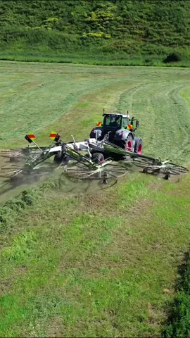 British lads keeping everything moving out here🇳🇿🌱#mierscontractors #nzcontracting #class #silageseason #fendt #mowing #tripples #nzfarming #raking #newzealand #agri #agriculture #fendt824 #dji #drone 