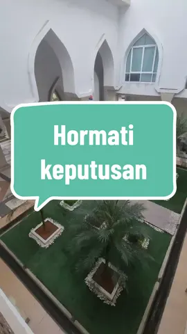 Kita hanya mampu membantu dan menyokong dari luar. Hakikatnya, kita tidak berada di tempat mereka. Hidup mereka, keputusan mereka, hormatilah dan terus berdoa akan kebaikan mereka. #aisyah #hormat #motivasi 