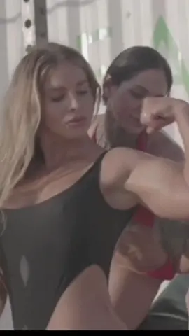 #muscularwomen #flexing #bicepsworkout #biceps #miamibeach 