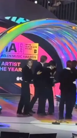 ngakak banget #riize bingung harus kemana pas abis speech wkwk mana #sungchan udah jauh di depan 😭 jadinya di ketawain sama #aespa (#ningning paling ngakak) ㅋㅋㅋ