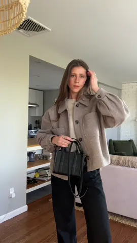 the mini tote is my new everyday bag of the season 🤎@marcjacobs #marcjacobs #thetotebag #marcjacobspartner #OOTD #fallfashion 