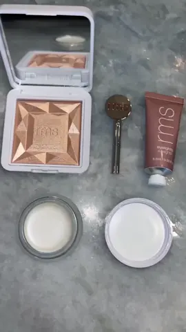 RMS BEAUTY has the most gorgeous formulas! I’ve been a fan for about seven years. They’re high performance on set, give the skin the most beautiful glow, and are good for your skin.  . Clean beauty, organic makeup and skincare, mineral makeup #mineralmakeup #cleanbeauty #glutenfree 