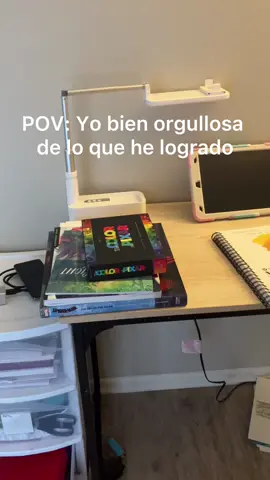 La mesa de mis dibujos e ilustraciones que tanto quise tener, es algo pequeña pero se me acomoda paea mi arte #cuandomepongoadibujar #mydesktour #desktour #dibujos #dibujante #mydesk #mesadedibujo #dibujos #ilustraciones #mimesadedibujos 