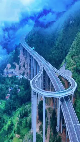 The Guozigou Bridge in Yili, Xinjiang, China, winds in the shape of an s in a valley with beautiful enough fruit, so beautiful that people are suffocating...