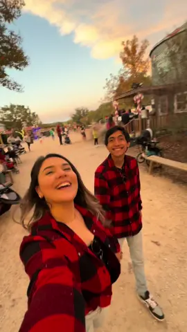 Tu señal para ir a ver luces navideñas con el amor de tu vida✨😍 @Ozzy⚡️ #chritmasdate #fyp #datenight #ozzydeva #chritmastiktok #holidayplans #devinetexas #thingstodo #dateideas #couplelove #coupletiktoks #parati 