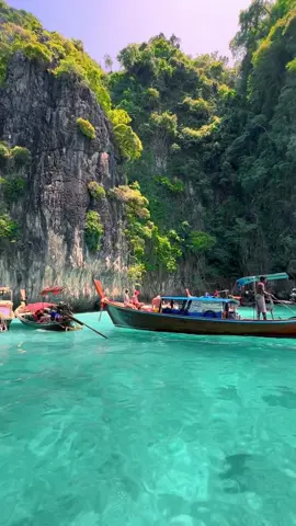 Boat life at Phi Phi Island 🌴🚤💦 📍Monkey Beach 🏝️ Koh Phi Phi , Thailand 🇹🇭 #thailand #travel #thailandtravel #phiphiisland #kohphiphi #monkeybeach #krabi #beach #islandlife #beachvibes #tropical 