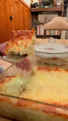 Mr Dad’s Mac & Cheese was a big hit…Alhamdulillah, we managed to cook something quick & easy for the kids amidst our busy day. But no matter how simple the dish is, homemade food is always the best & will always win the kids’ hearts - their excitement was pure bliss! 😍 And bless Mr Dad’s creativity in twisting the ordinary Mac & Cheese recipe by adding Pomegranate & Mango chutney to give an added ‘wow’ to this boring dish. Finish it off with crispy salami toppings & extra chutney on the side…heaven! 🥰 #macandcheese #homemade #dinner #quickandeasy #simplefood #dadchef #cookwithlove #wowfood #salami #chutney #fyp #foryoupage 