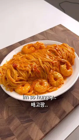 “새우 로제파스타” shrimp rose pasta 파스타는 언제 먹어도 맛있군.. 치킨스톡 없으면 생략하시구요~ (치즈를 더 넣으세요) 🎅🏻🙏🏻크리스마스, 연말을 맞이해서 12월 중순 쯤 파스타 밀키트, 스테이크 밀키트 곱창전골, 스키야키 밀키트 등 재출시 예정입니다! Pasta is delicious any time you eat it. If you don’t have chicken stock, you can omit it. (Add more cheese) 📋재료 파스타 1인분, 서울우유 생크림 150ml 토마토소스 9큰술, 치킨스톡 0.5큰술, 파마산치즈 1큰술 다진마늘 1큰술, 새우, 후추, 올리브유 ✍🏻만드는법 1. 냄비에 소금을 0.5큰술 정도 넣고 파스타를 삶아준다 2. 팬에 올리브유, 다진마늘, 새우를 넣고 후추를 뿌려 볶아준다 3. 새우가 다 익으면 생크림, 토마토소스, 파마산치즈, 치킨스톡을 넣고 섞는다 4. 파스타면을 넣고 원하는 농도로 졸여준다 5. 맛있게 먹는다 📋ingredient 1 serving of pasta, 150ml Seoul Milk fresh cream 9 tablespoons tomato sauce, 0.5 tablespoons chicken stock, 1 tablespoon parmesan cheese 1 tablespoon minced garlic, shrimp, pepper, olive oil ✍🏻how to make 1. Add about 0.5 tablespoons of salt to the pot and boil the pasta. 2. Add olive oil, minced garlic, and shrimp to the pan, sprinkle with pepper, and fry. 3. When the shrimp are fully cooked, add fresh cream, tomato sauce, Parmesan cheese, and chicken stock and mix. 4. Add pasta noodles and boil to desired consistency. 5. Eat deliciously #로제파스타 #rosé #rosepasta #pastalover #요리레시피 #틱톡푸드 #tiktokfood 