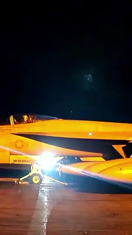 Một chiếc tiêm kích F/A-18 Super Hornet thực hiện cất cánh trên tàu sân bay vào ban đêm #xuhuong #kiritoz #maybaychiendau #f18hornet 