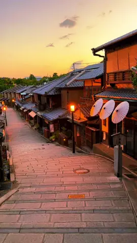 Kyoto / 京都 Morning Kyoto walk video🤩😉 #japan #japantravel #japantrip #animejapan #japantour #japan🇯🇵 #traveljapan #tripjapan #kyoto #kyototrip #kyototravel #kyōto ##kyotolife##kyotostyle##ninenzaka##kiyomizudera##清水寺##二年坂##八坂の塔 #TikTok1mvp 