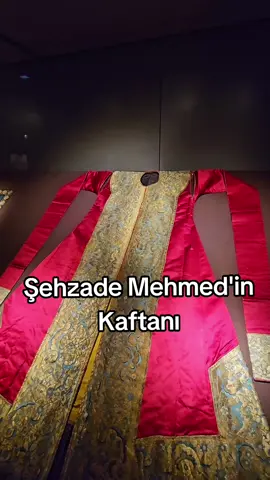 Kanuni Sultan Süleyman ve Hürrem Sultan'ın ilk çocukları olan Şehzade Mehmed'e Ait olduğu düşünülen Tören Kaftanı.  #fyp #osmanlıdevleti #osmanli #osmanlıimparatorluğu #osmanlıtarihi #osmanlitorunu #osmanlisiyaset #ottomanempire🇹🇷 #ottomans #devletialiyye #şehzademehmet #şehzade #şehzademehmed #hürrem #hürreminbiçızlarıyız #hürremsultanedit #kanunisultansuleyman #kanuni #kanunisultansüleyman #kanunisultansüleymanhan #fypシ #fypシ゚viral #viral #viralvideo #topkapı #topkapısarayı #giyimtarzı #kültür 