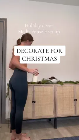 Into a neutral christmas look #holidayseason #garland #rattanfurniture #aparmentliving #christmas #charleston #christmasdecor #christmasdecorating 