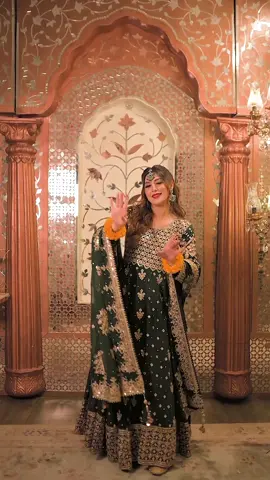 Dulhan ki wo dost jiski pooray khandaan k sath gapp barabar ho 🥹💃🏻 which outfit did you like the most?  #weddingdresses #weddinglook #bridesmaids #festivefashion #desiwedding 