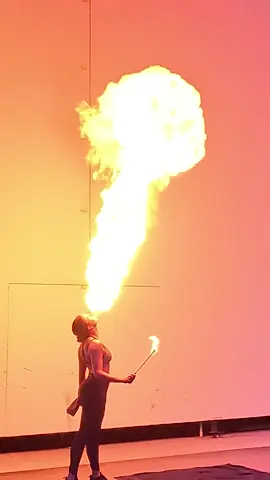 Highest flame blown by a fire breather (female) 🔥 17 ft 8.52 in (5.4 metres) by Sara Spadoni 🇮🇹 #firebreather #guinnessworldrecords 