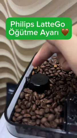 Kahvelerimiz çok acı, makinayı aldığımıza pişman oldum gibi bir çok geri dönüşün yanı sıra, hangi ayarda yapmalıyız? Bir türlü ayarlayamıyorum çok sert cihaz diye gelen tüüm sorulara cevap olması açısından sizin için böyle bir video çektim. 🥰 🤎 Öncelikle, kahvenizi seçip başlattıktan sonra, kahve çekirdeğinin öğütüldüğü esnada yapmalısınız, aksi takdirde kahvenizi aldıktan sonra cihaz çalışmıyorken yaparsanız öğütücüyü bozabilirsiniz. 🤎 1.adım: Kahvenizi seçtiniz. 2.adım: Başlatma düğmesine bastınız. 3.adım: Öğütme sesi gelmeye başladı, tam o esnada düğmesini çevirmelisiniz 🤎Öğütücünün zarar görmemesi için ayarı tek seferde bir kademeden daha fazla çevirmeyin yani düğmesine hafif bastırıp sağa veya sola tek tek çevirmelisiniz. Tek seferde kapak açar gibi çevirip bir kaç kademe birden çevirmemelisiniz. Bastırdınız bir kademe çevirdiniz, elinizi hafif çekip tekrar bastırıp tekrar çevirdiniz, bu şekilde olmalı   🤎 1-12 arası öğütme ayarı bulunuyor. En sert kahve 1, en yumuşak kahve 12 oluyor. Sayı ne kadar düşükse kahve çekirdekleri daha ince öğütülür ve kahve de o kadar sert olur. 🤎 Öğütme ayarını değiştirdikten sonra hemen tat farkını alamayabilirsiniz. 2-3 bardaktan sonra tadı değişecektir( bu bilgiyi bir kahvedaşımda gördüm ama adını hatırlamıyorum o yüzden etiketleyemedim😢)  🤎 Kullandığınız kahveye göre de bu ayarı değiştirmeniz gerekebilir. Kahve çekirdeğiniz daha kavruk ve yoğunsa, içeceğiniz acı olmasın isterseniz dereceyi yükseltebilirsiniz 🤎 Kahve paketlerinin üzerinde, kahve çekirdeğinin sertliği yazar. O şekilde anlayabilirsiniz sertlik derecesini.  🤎 Ayrıca derecenin nerede olduğunu anlamak isterseniz soldaki çentiğin nereye denk geldiğine bakabilirsiniz #philipslattego #lattegram #kahvesunumları #sütlükahve #çeyizönerileri #baristagram #lattego #philips #espresso #kahveçekirdeği 