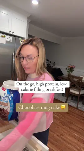 On the go, low calorie, high protein, chocolate mug cake. #ProteinMugCake #MicrowaveMugCake #HighProteinBreakfast #LowCalorieBreakfast #HealthyBreakfastIdeas #HealthyBreakfastRecipes #onthegobreakfast 