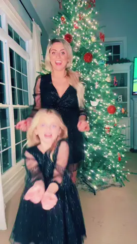 She wasnt expecting that at the end there.. 😂😂😂🎄❤️💚🫶 #christmastime #dancetrend #momanddaughter 