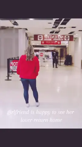 girlfriend is happy to see her lover return home#cominghome #comebackhome #soldierscominghome #cominghomesoldier #surprisesurprise #army #returns #navylife #usaarmymilitary 
